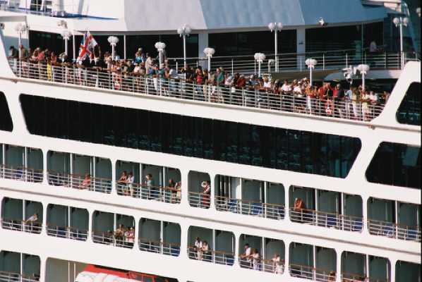 17 May 2008 - 12-17-54.jpg
Cruise ship Royal Princess visited. Not every liner brings out its passengers but those that do seem to like the view.
#DartmouthCruiseShip #RoyalPrincess #CruiseShipRoyalPrincess